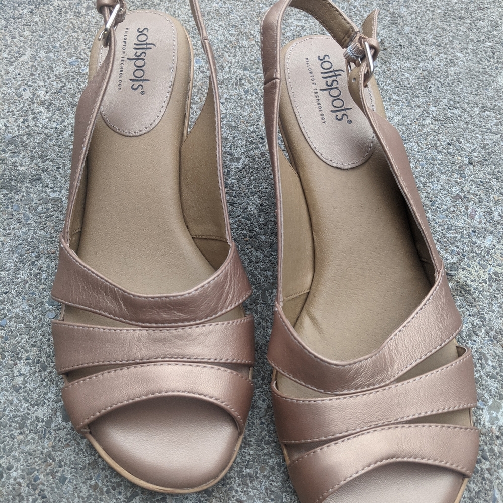 Softspots Champagne Gold Leather Sandals 8.5M
